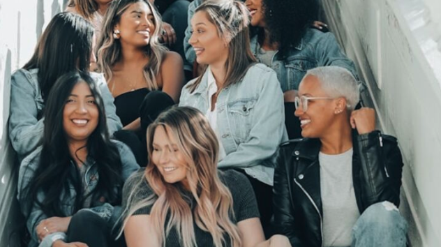 Grupo pequeño de mujeres jóvenes adultas (18-30) | Dania