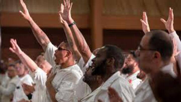 Visita al campus de la prisión Buster Cole