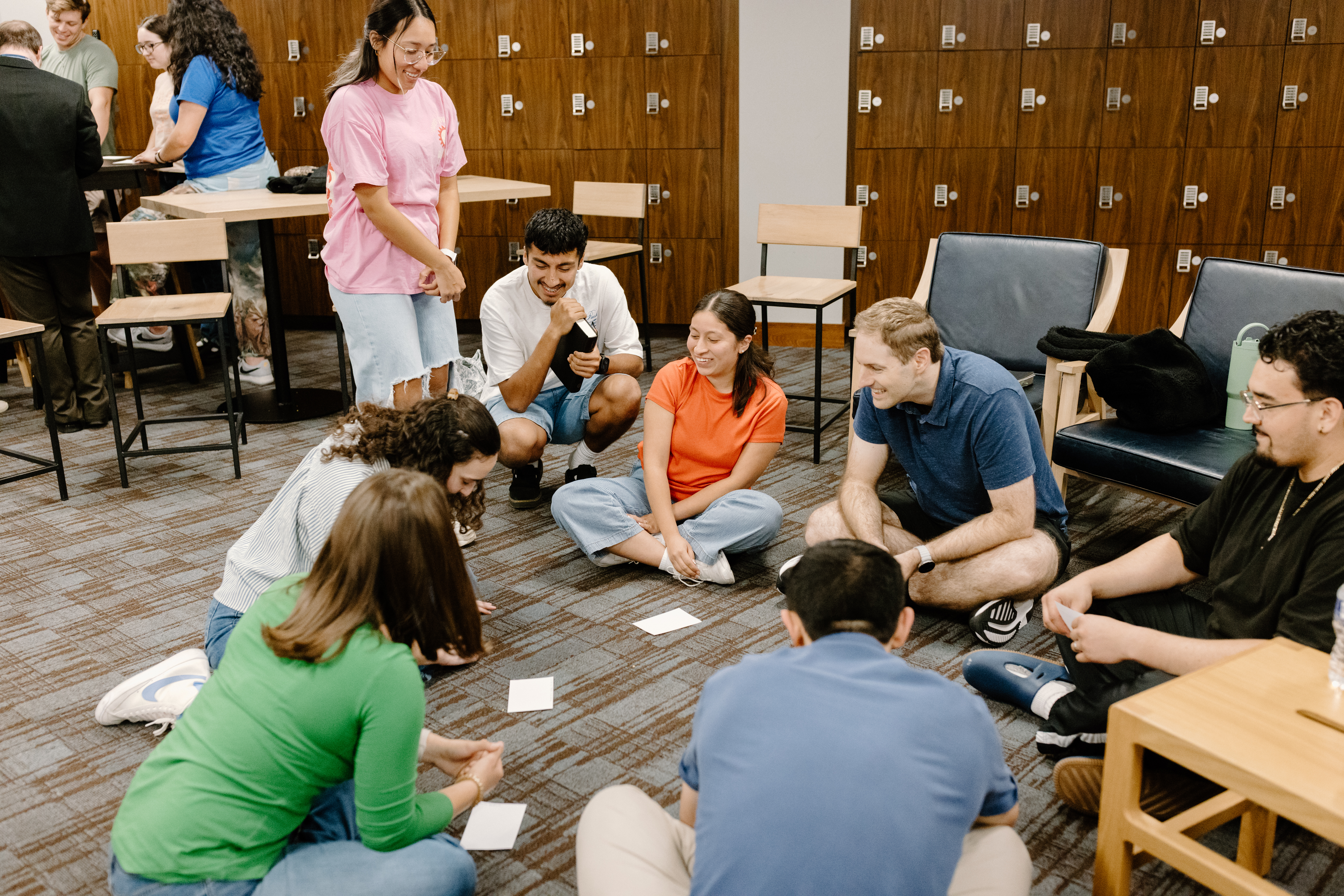 Jóvenes adultos | Noches comunitarias | Grupos pequeños