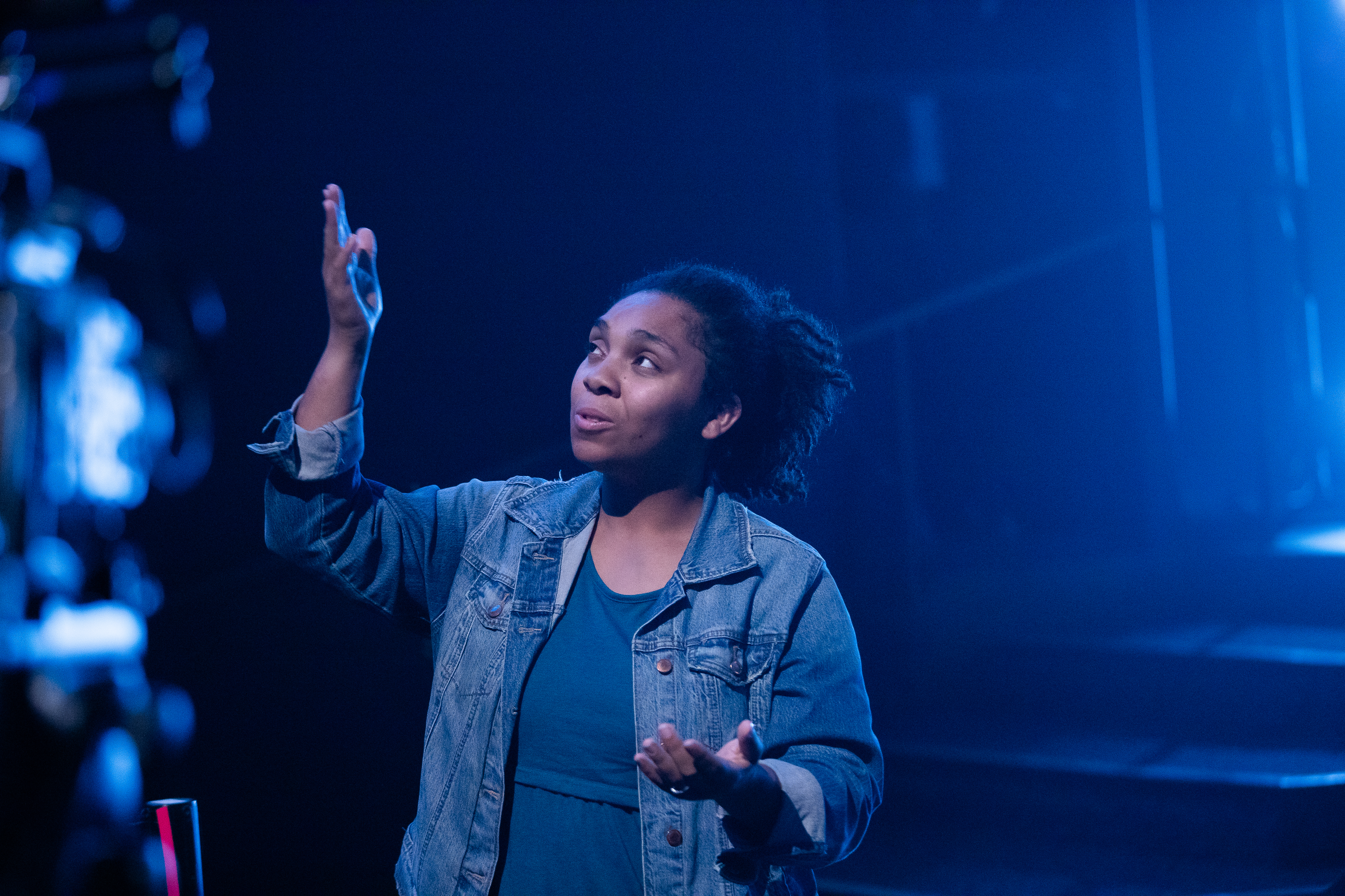 Gente alrededor de una mujer rezando