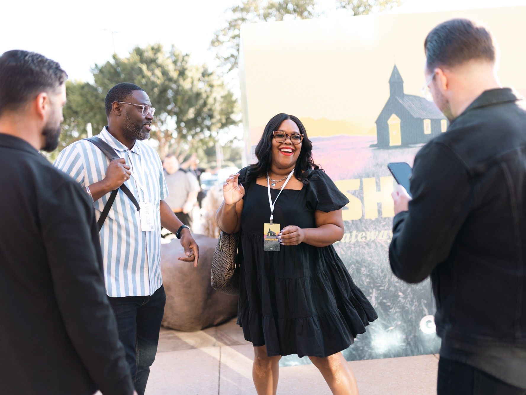 Mujer sonriente hablando con un grupo