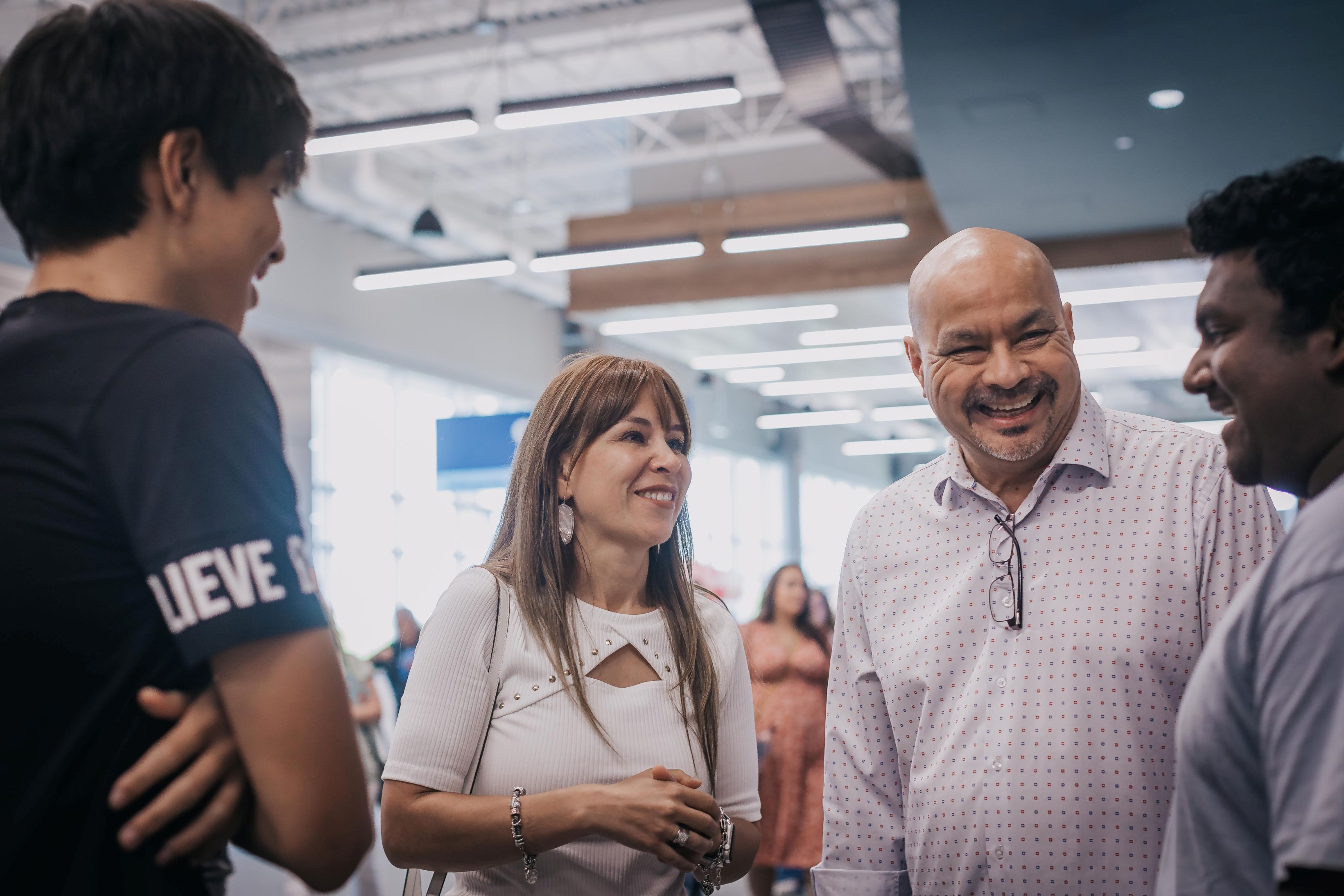 Grupo de personas sonriendo y hablando