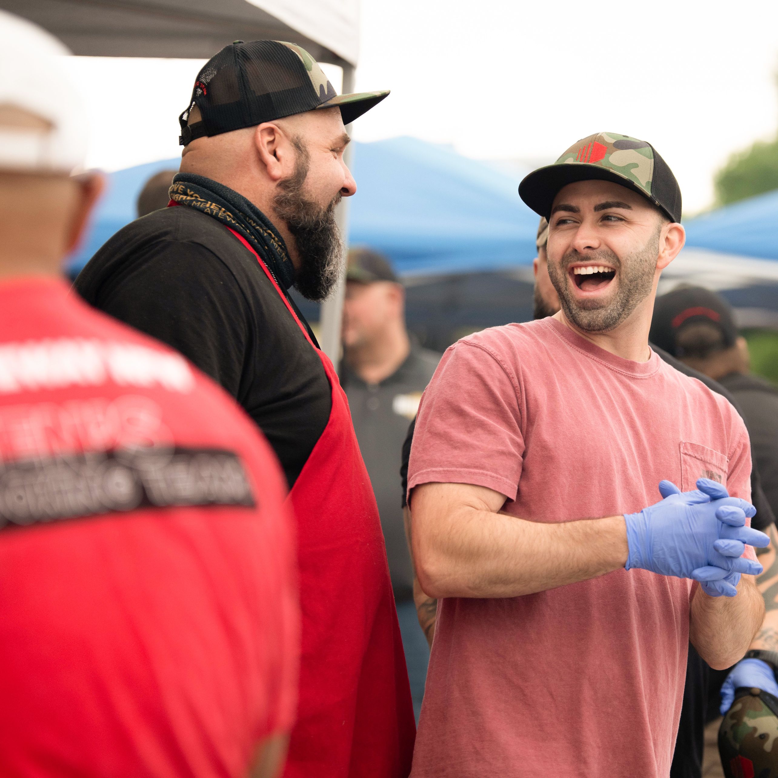 Hombre sonriendo con otros hombres