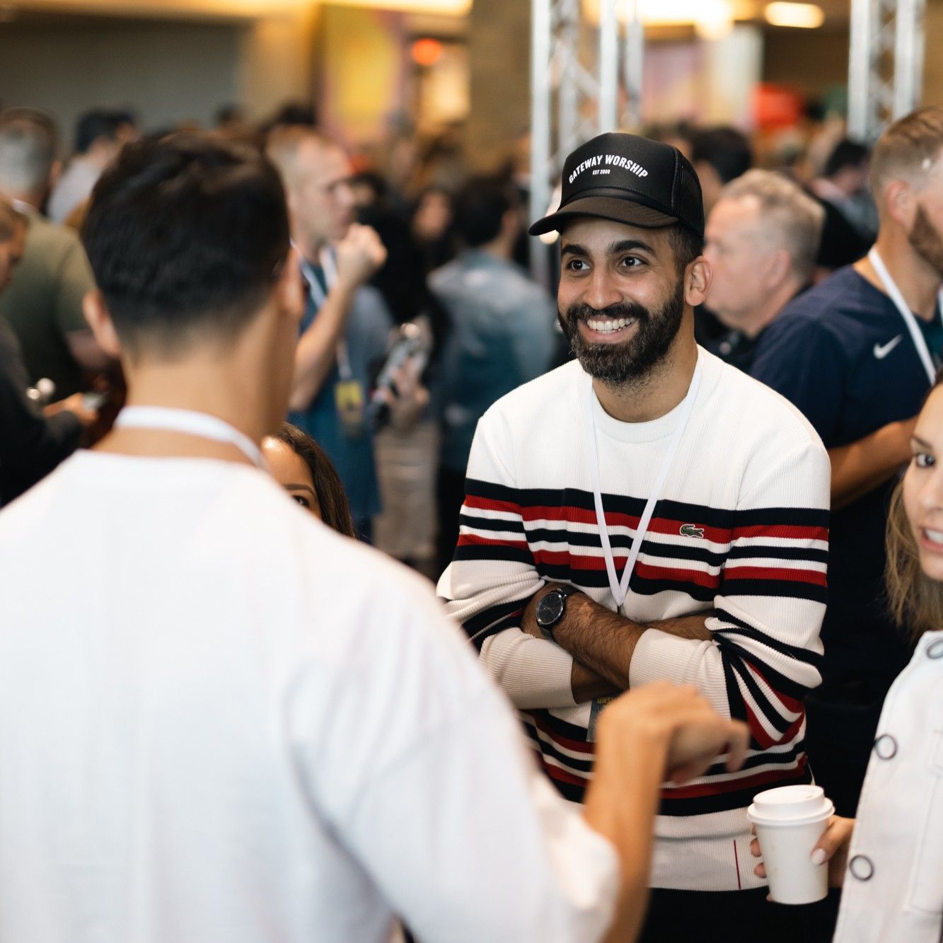 Hombre sonriendo a otro hombre