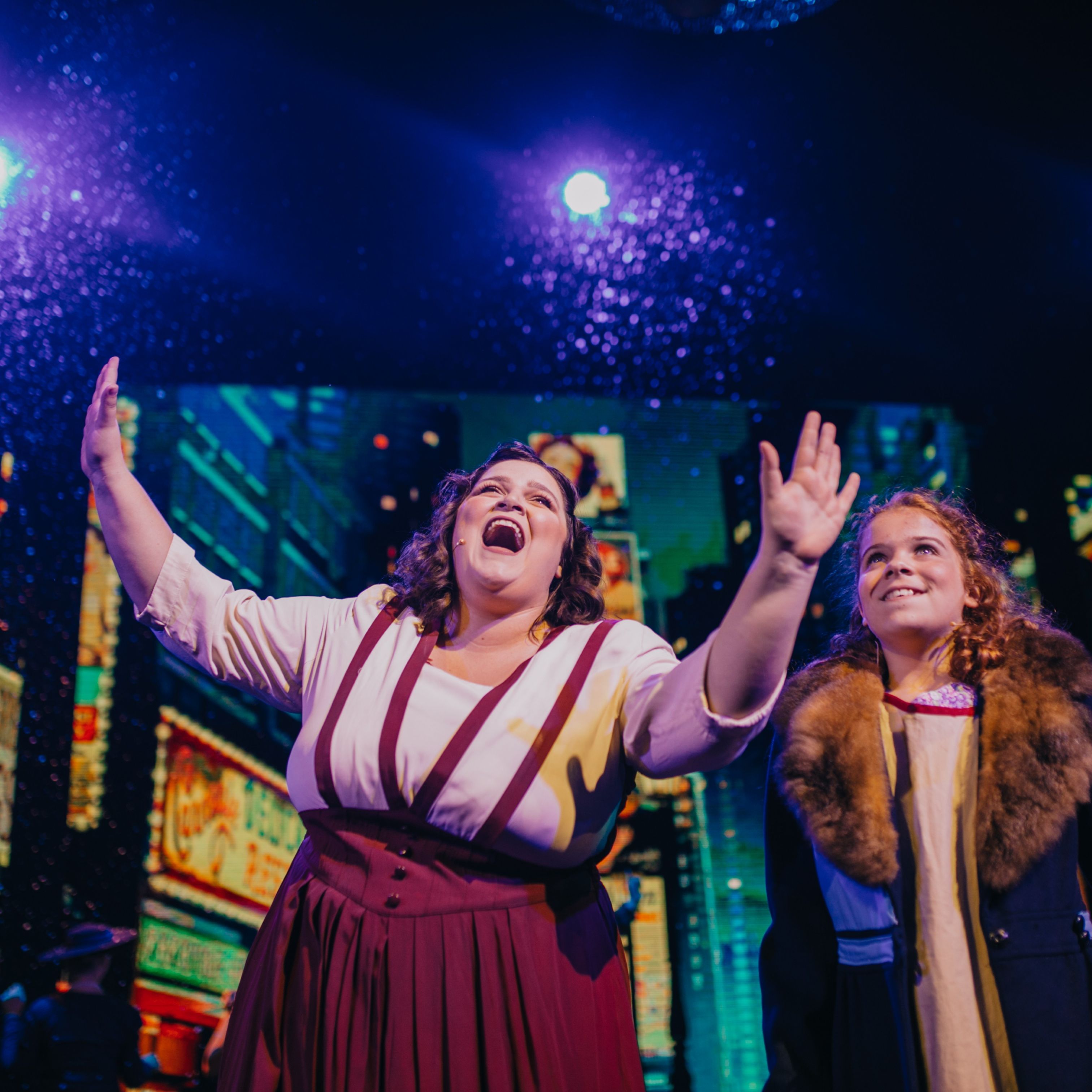 Mujer cantando en una obra de teatro