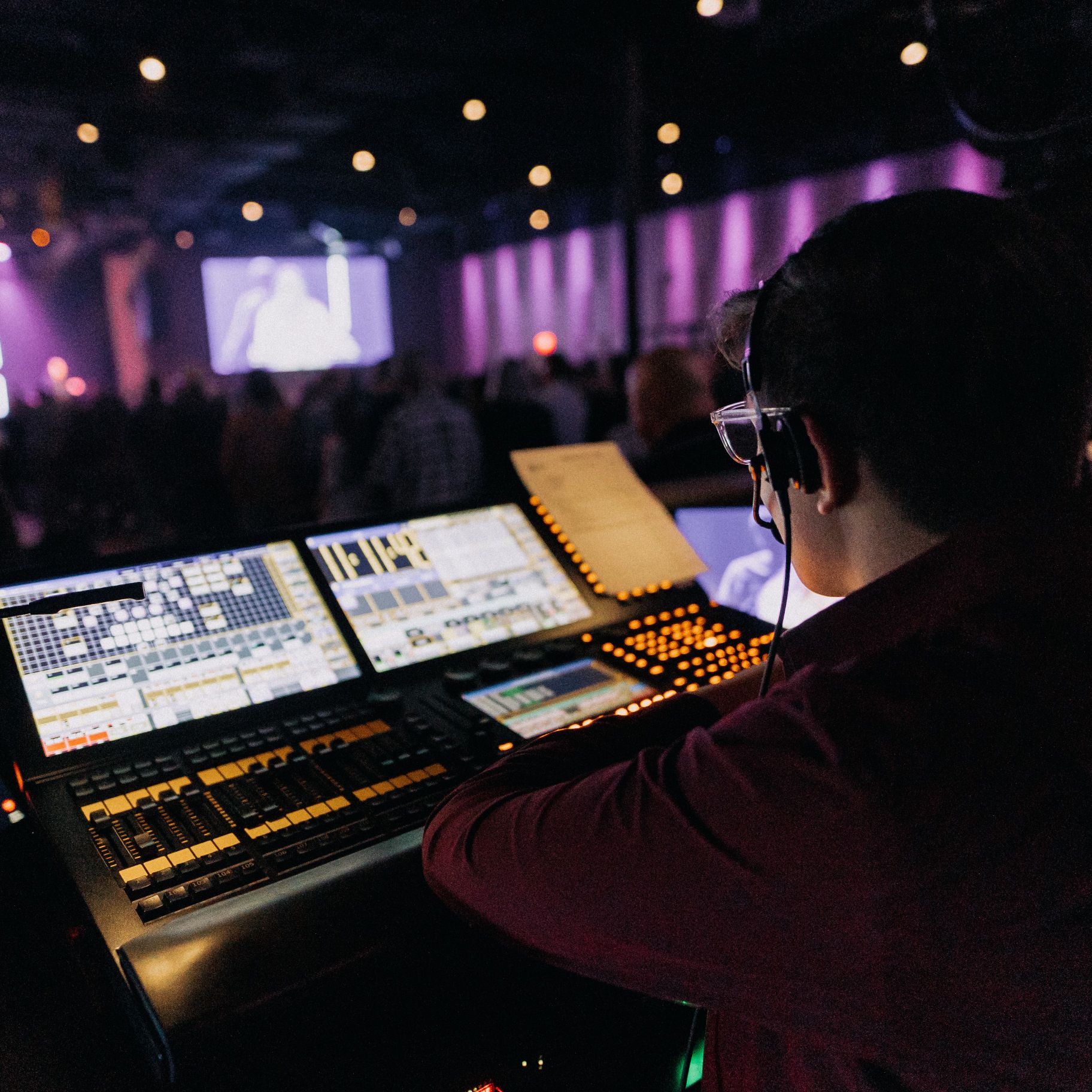 Hombre mirando un ecualizador eléctrico