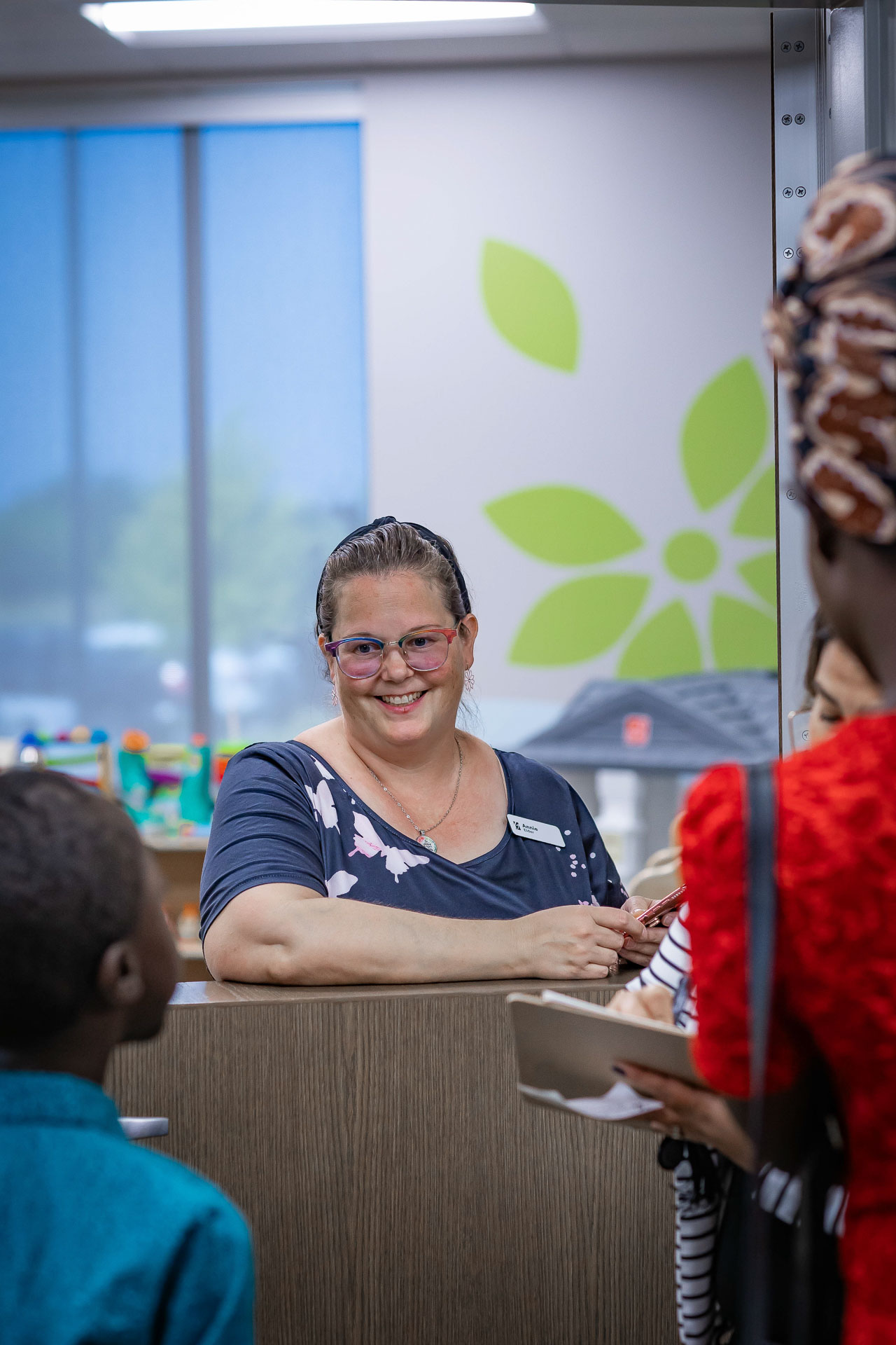 Mujer cantando en una obra de teatro