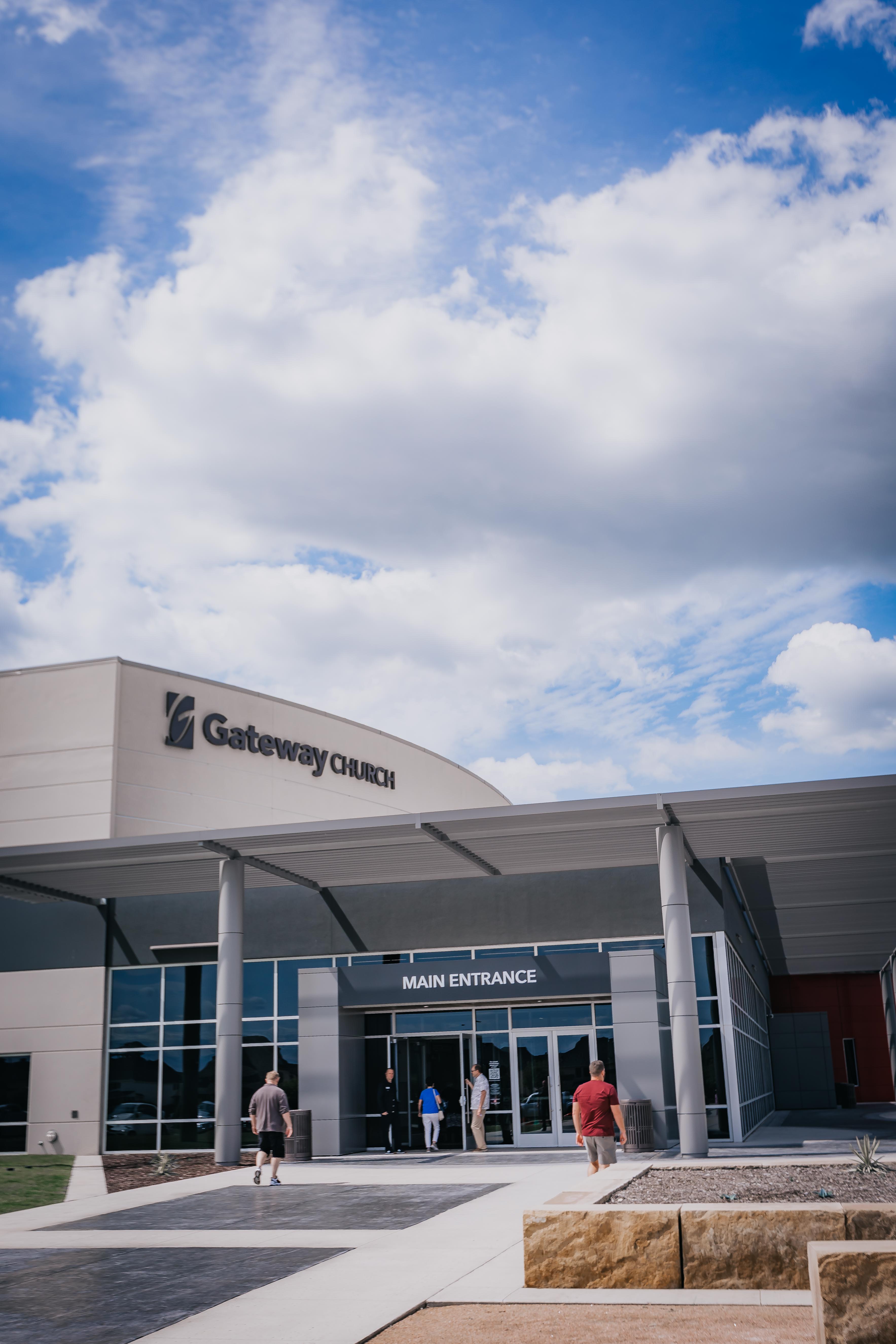 Entrada del campus de la iglesia