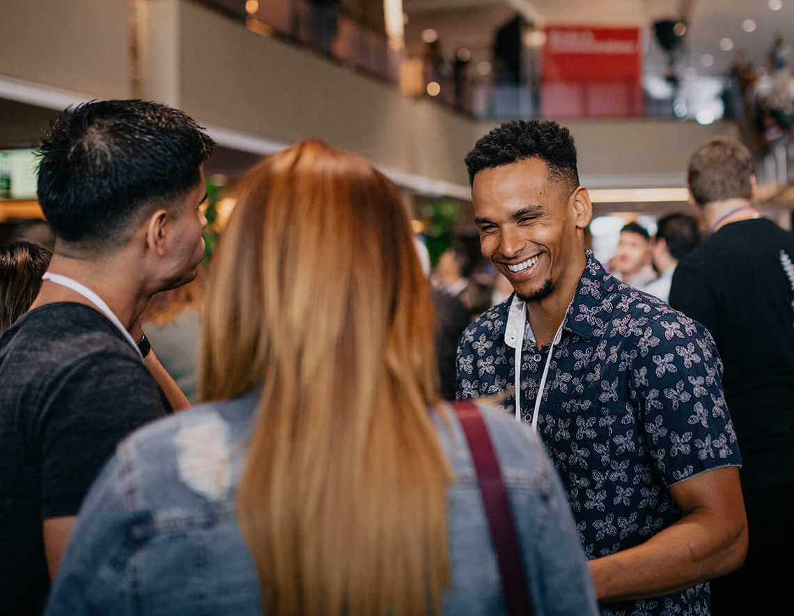 Grupo de personas sonriendo