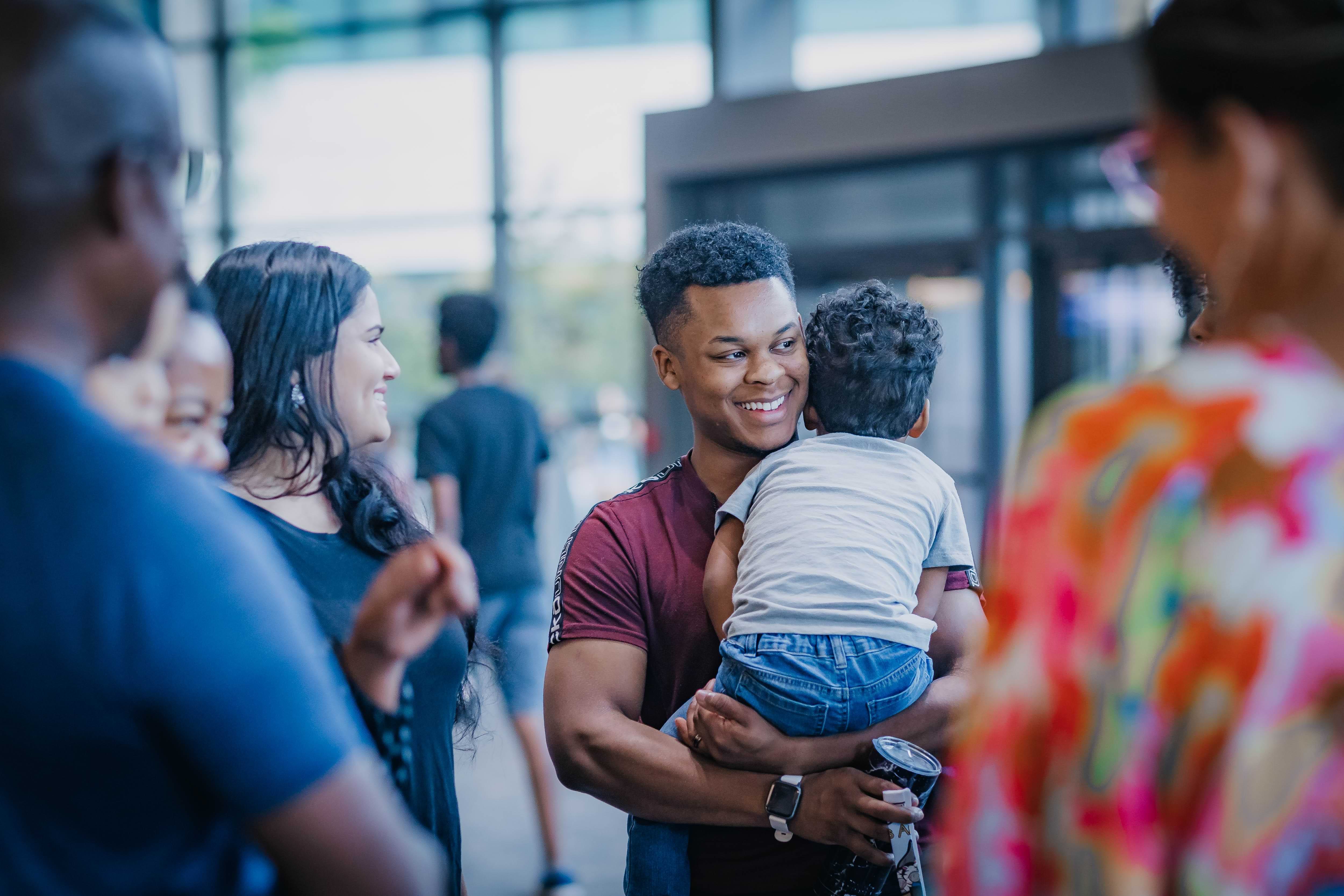 Hombre con su hijo en brazos