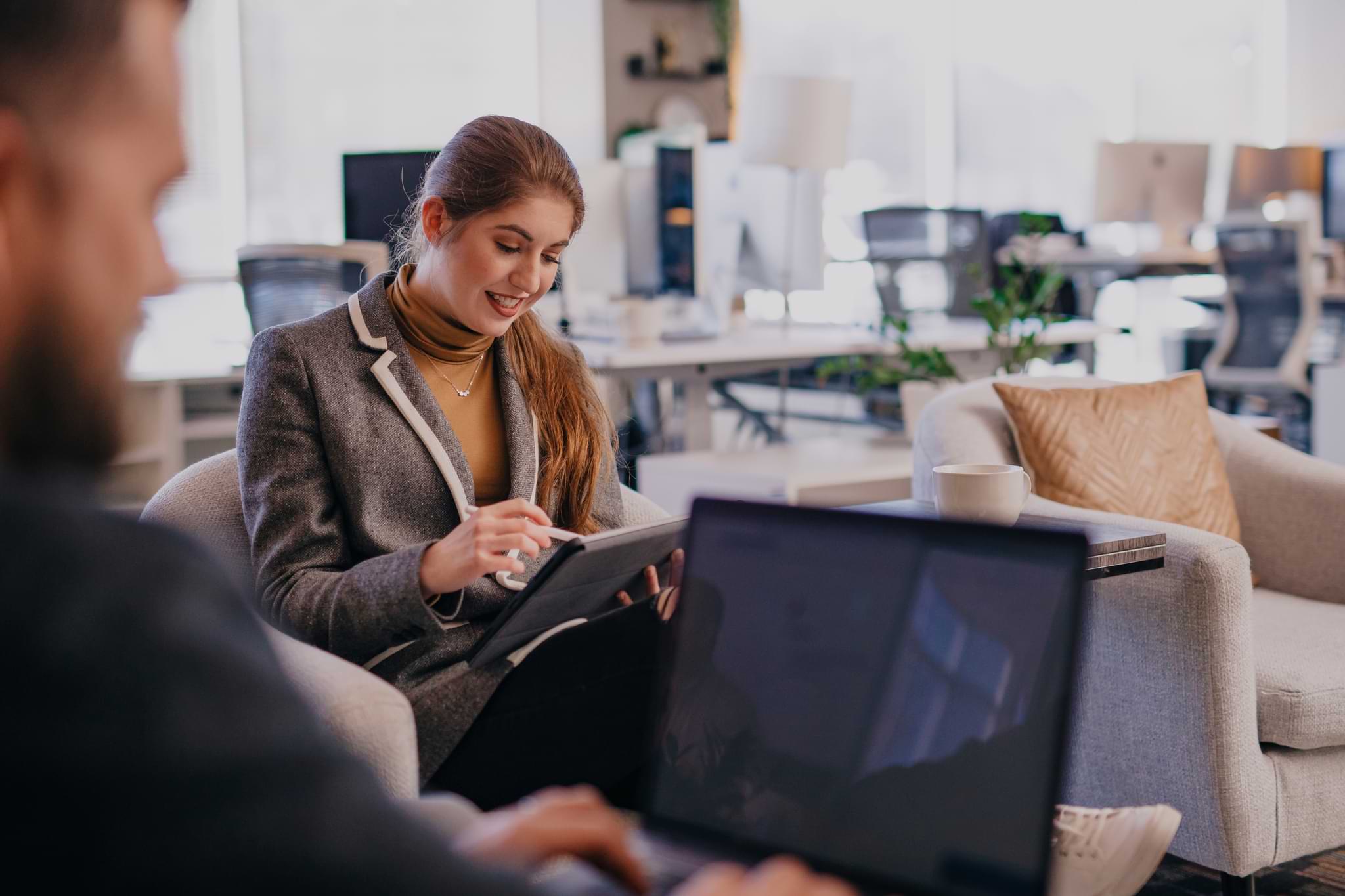 Personas en una reunión con ordenadores portátiles