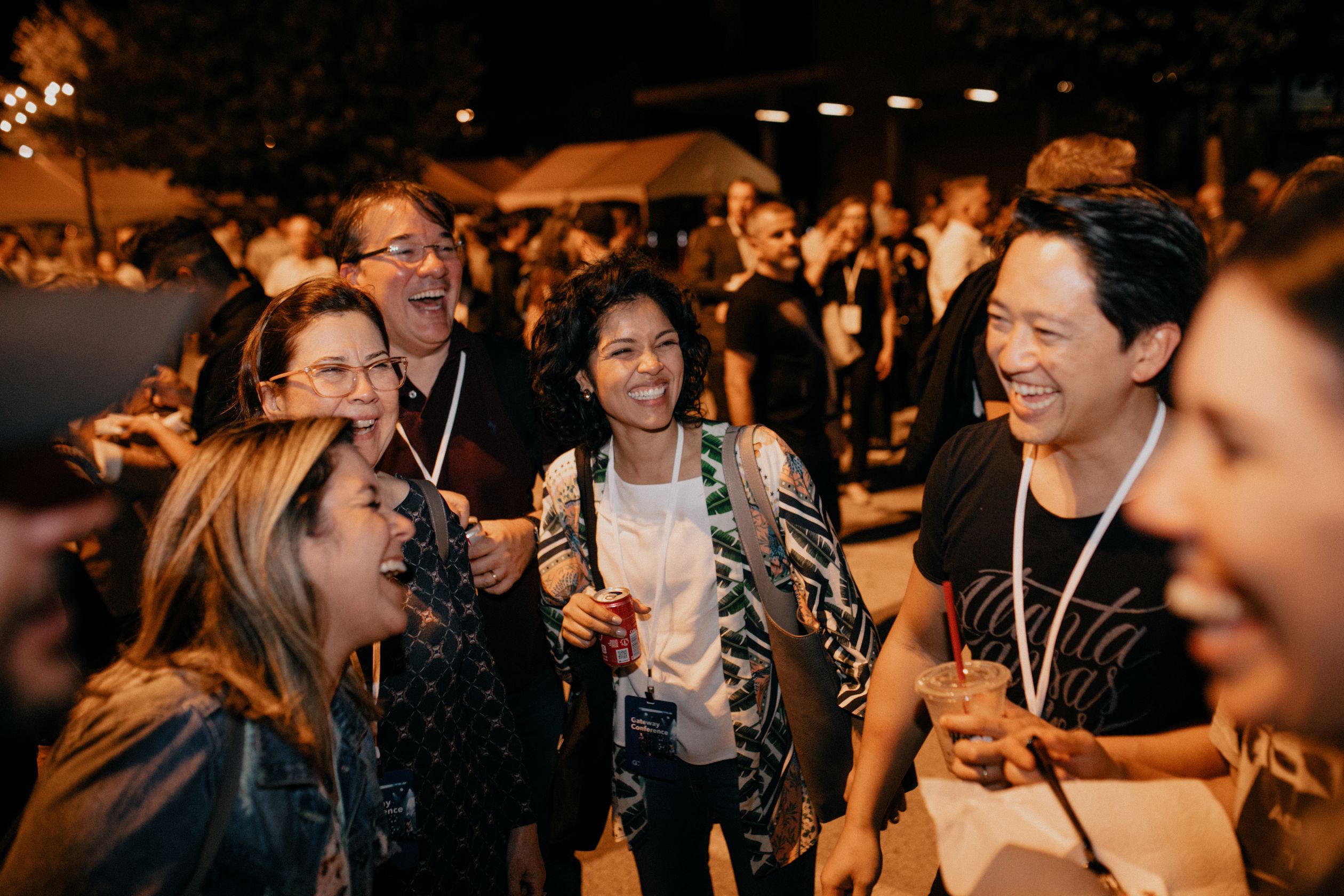 Hombre con las manos en alto y los ojos cerrados entre una multitud