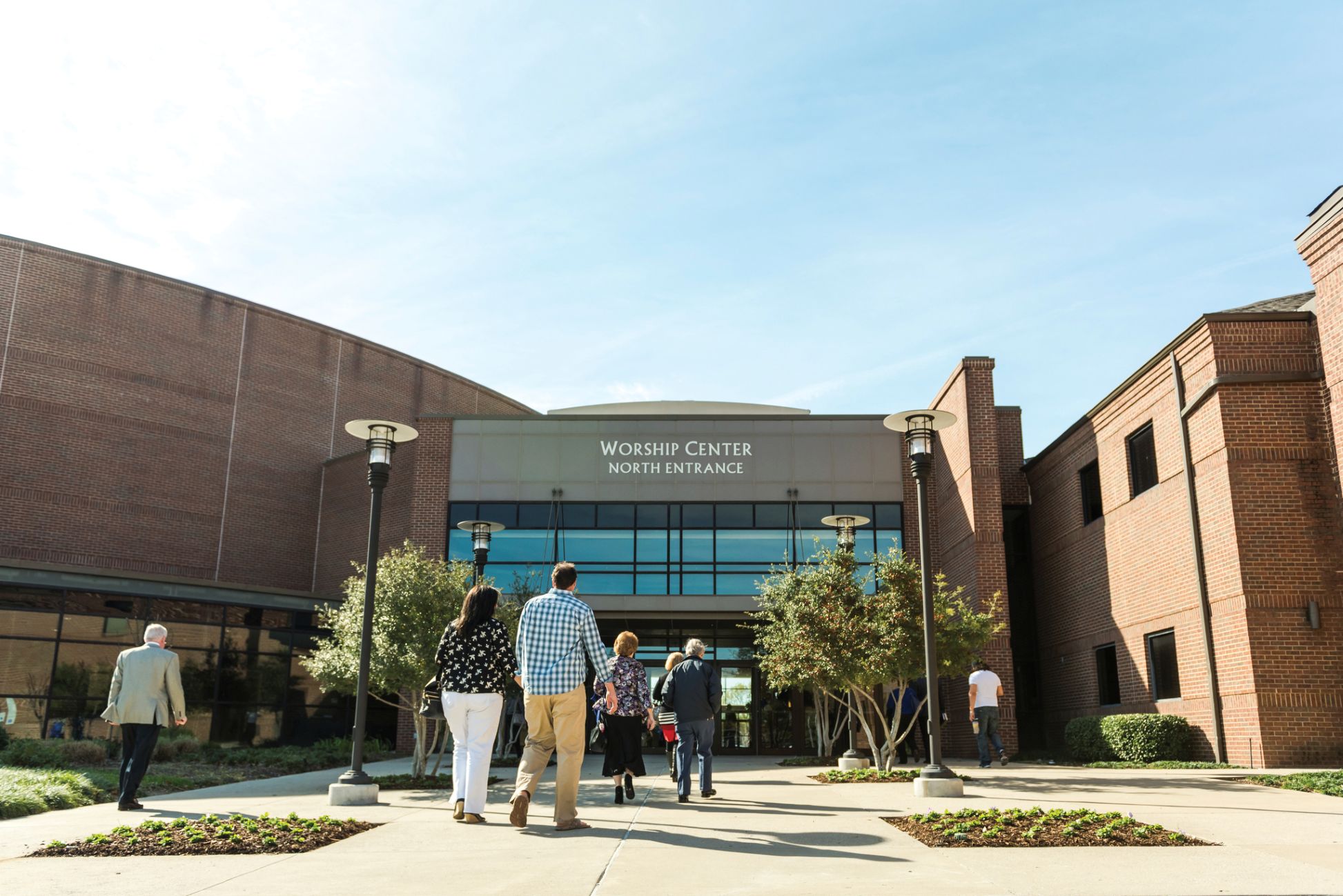 Mujer sonriendo mirando la pantalla de un ordenador