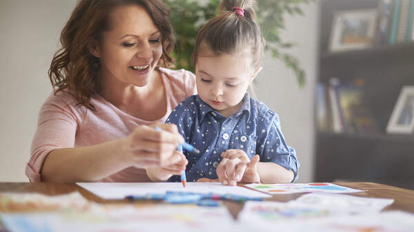 Madre e hijo abrazados