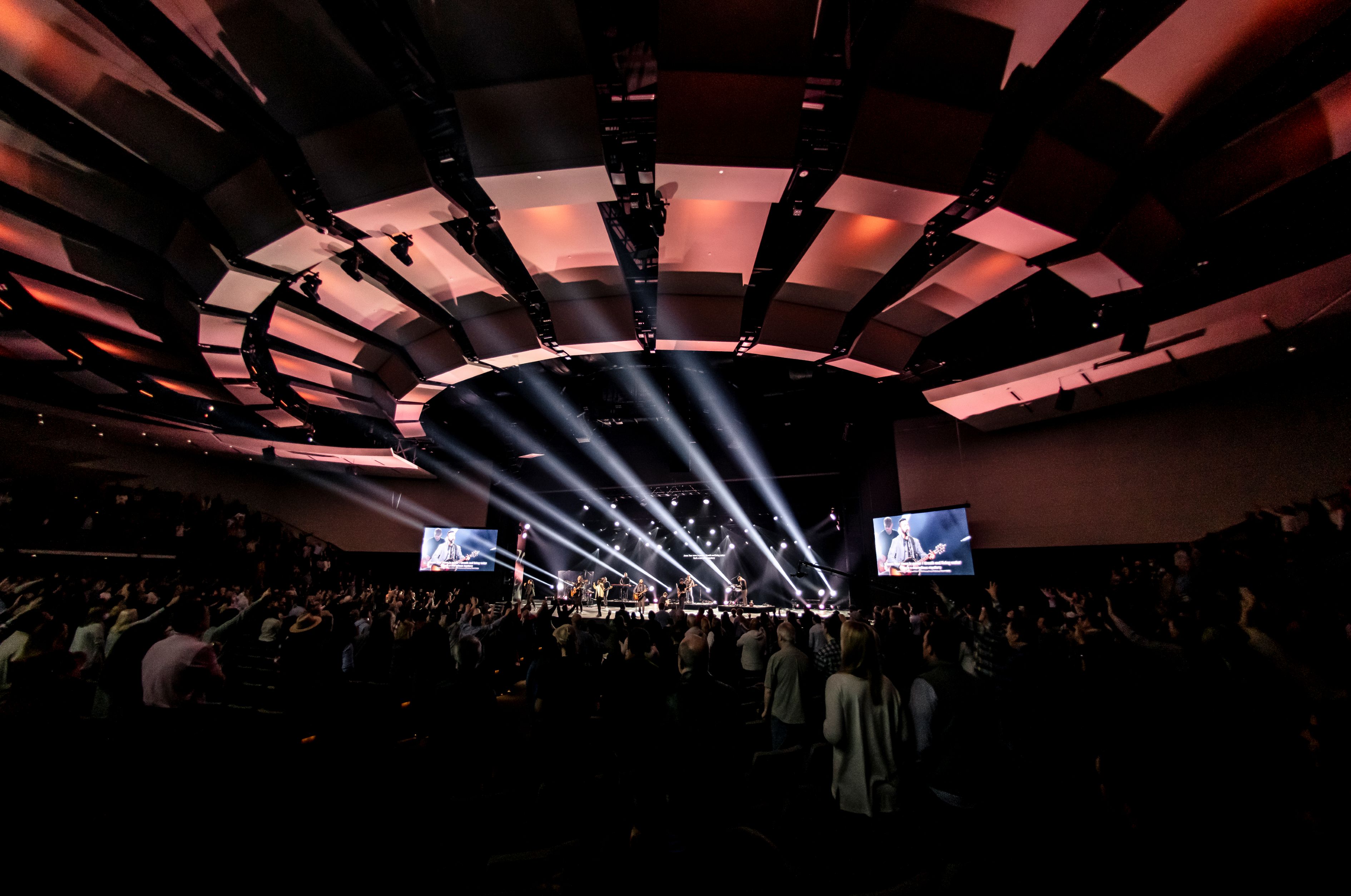 Luces y multitud iglesia escenario