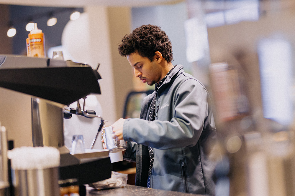 Hombre preparando un café caliente